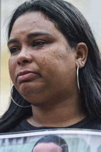 Priscila Menezes, madre de Thiago Menezes, asesinado por integrantes de la Policía en 2023, llora durante una manifestación este martes, en Río de Janeiro (Brasil). EFE/ Antonio Lacerda
