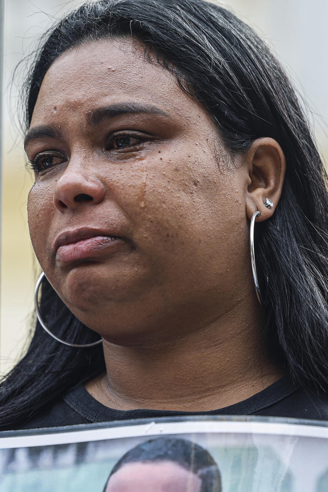Priscila Menezes, madre de Thiago Menezes, asesinado por integrantes de la Policía en 2023, llora durante una manifestación este martes, en Río de Janeiro (Brasil). EFE/ Antonio Lacerda