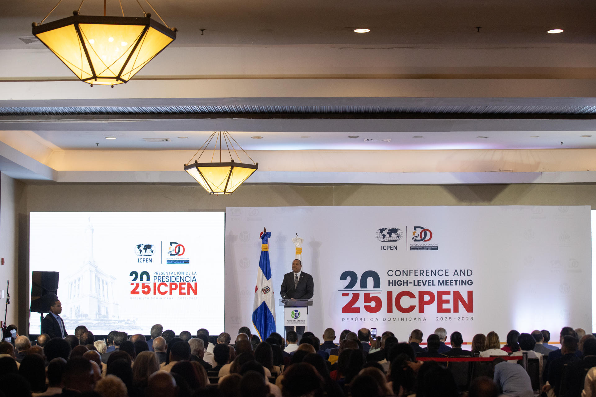El director ejecutivo del Instituto Nacional de los Derechos del Consumidor dominicano (Pro Consumidor) y presidente de turno de la Red Internacional de Protección al Consumidor y Cumplimiento (Icpen, por sus siglas en inglés), Eddy Alcántara, habla este martes, durante la inauguración de la reunión del Icpen en Santo Domingo (República Dominicana). EFE/Orlando Barría
