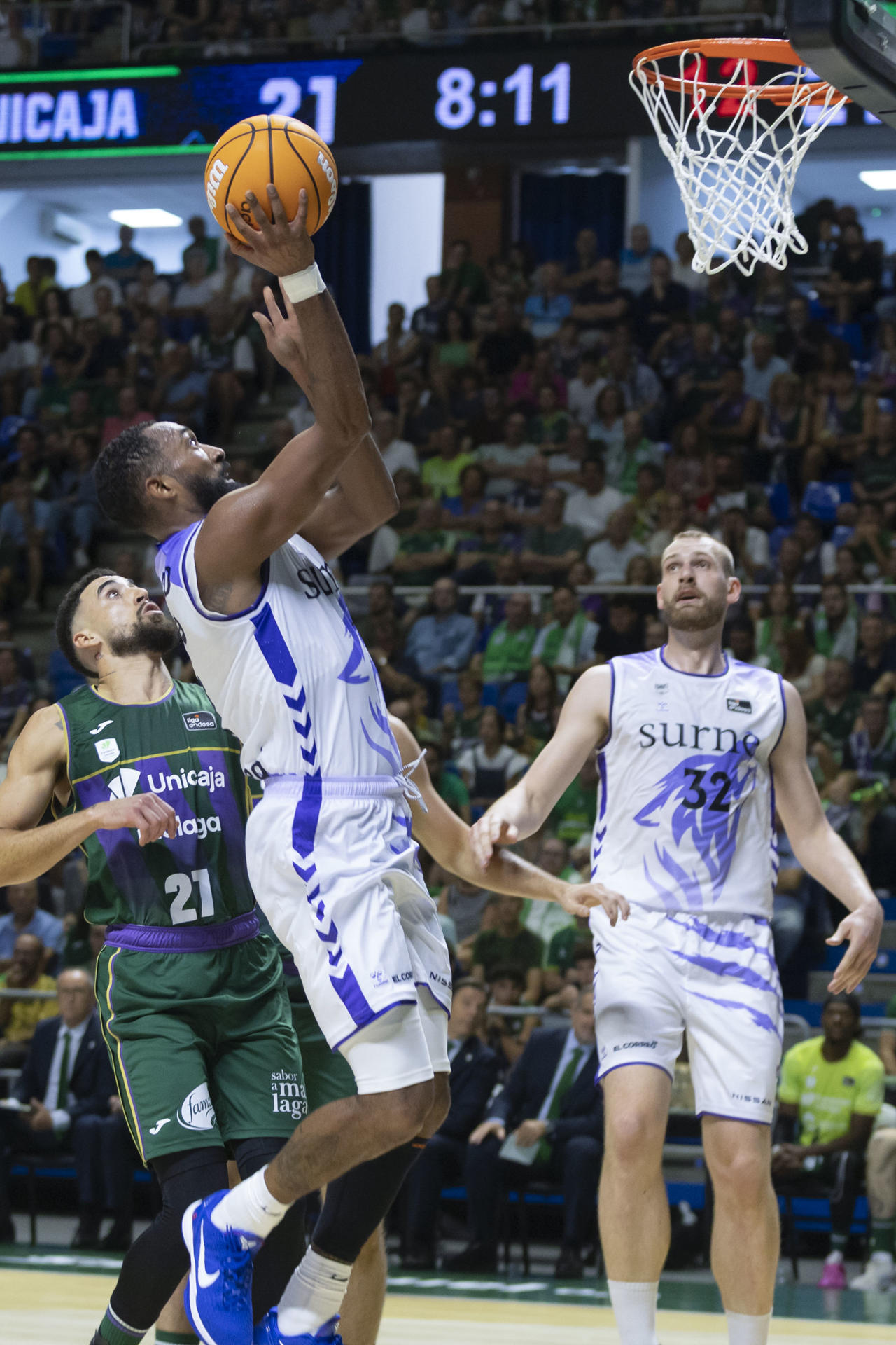 El jugador del Bilbao Basket Darrun Hilliard (c), durante el primer partido de la Liga Endesa que Unicaja Málaga y Bilbao Basket disputaron en el Palacio de los Deportes de Málaga. EFE/Álvaro Cabrera
