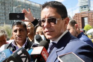 Fotografía de archivo, tomada el pasado 25 de agosto, de Juan Carlos Salazar, abogado del empresario ecuatoriano Xavier Jordan, imputado en el magnicidio del candidato presidencial ecuatoriano Fernando Villavicencio, al atender a la prensa, en Quito (Ecuador). EFE/Gianna Benalcázar