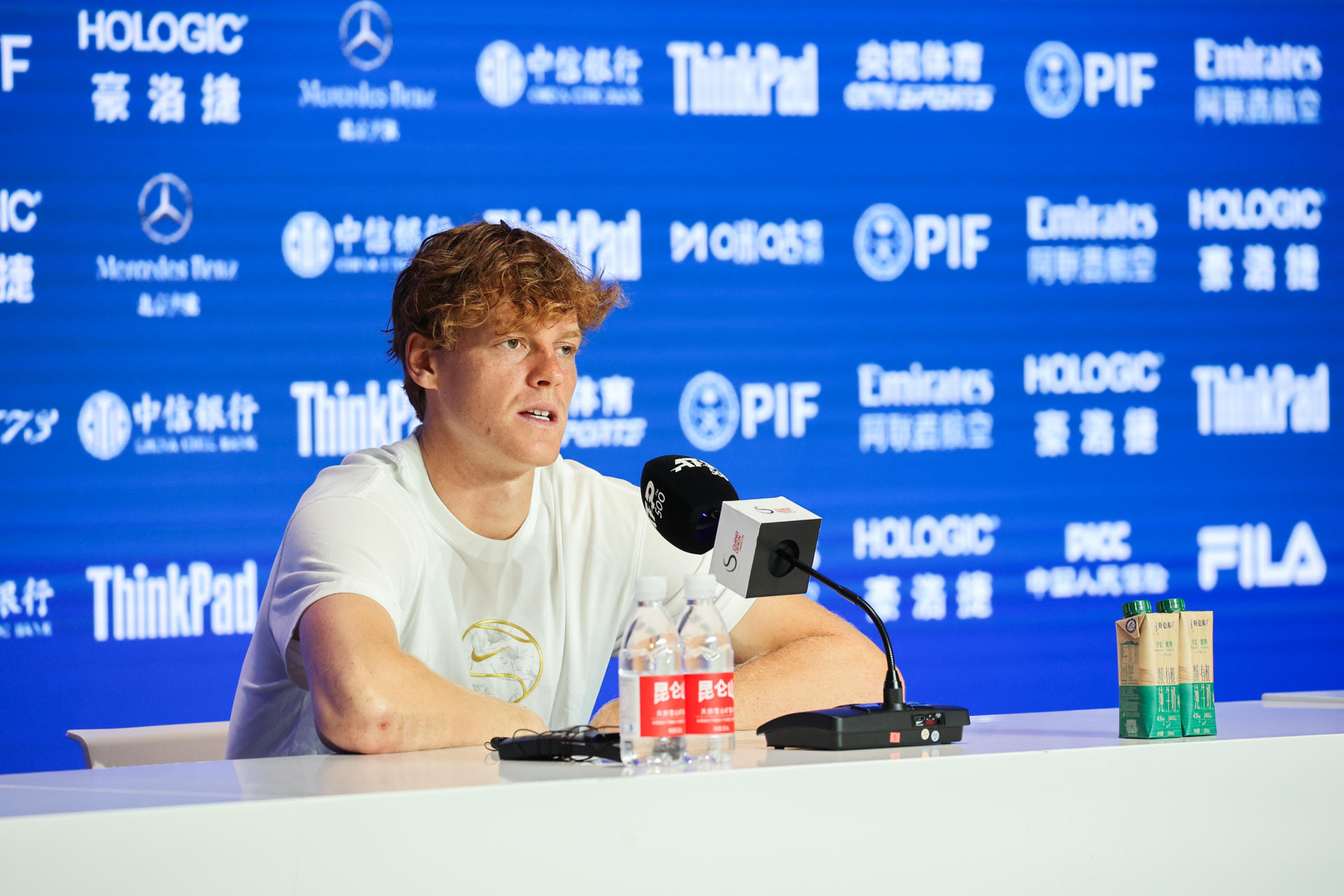 El italiano Jannik Sinner, campeón del Abierto de China tras imponerse al estadounidense Learner Tien por 6-2 y 6-2, calificó como muy especial conquistar por segunda vez el torneo en la capital china. EFE/ Organización del Abierto de China / GUILLAUME BENAVIDES MOINE // SOLO USO EDITORIAL/SOLO DISPONIBLE PARA ILUSTRAR LA NOTICIA QUE ACOMPAÑA (CRÉDITO OBLIGATORIO)
