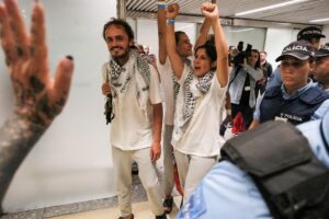 Diogo Chaves (I), Mariana Mortágua (3.ª desde la izquierda), Miguel Duarte (no aparece en la imagen) y Sofia Aparício (2.ª desde la izquierda), cuatro ciudadanos portugueses que participaron en la Flotilla Global Sumud y que fueron detenidos en Israel desde el jueves, llegan de regreso al aeropuerto de Lisboa, Portugal, el 5 de octubre de 2025. EFE/EPA/RUI MINDERICO