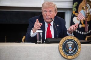 El presidente de EE.UU., Donald Trump, habla durante una mesa redonda en el Comedor de Estado de la Casa Blanca, en Washington D.C., EE. UU., el 8 de octubre de 2025. EFE/EPA/FRANCIS CHUNG / POOL
