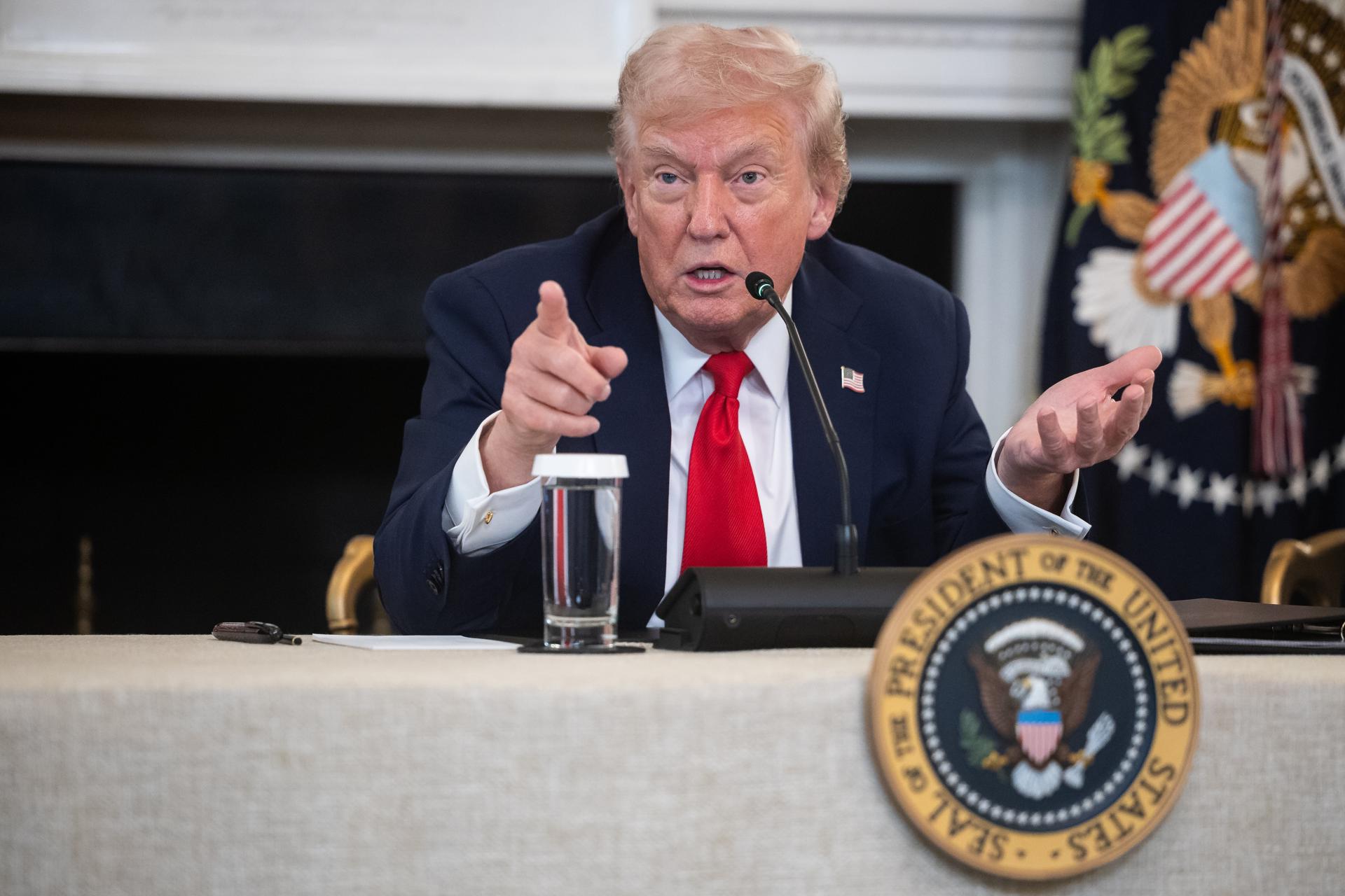 El presidente de EE.UU., Donald Trump, habla durante una mesa redonda en el Comedor de Estado de la Casa Blanca, en Washington D.C., EE. UU., el 8 de octubre de 2025. EFE/EPA/FRANCIS CHUNG / POOL