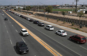 Personas hacen fila abordo de sus vehículos frente al puente Internacional Córdova de las Américas para cruzar a Estados Unidos este miércoles, en Ciudad Juárez Chihuahua (México). EFE/Luis Torres