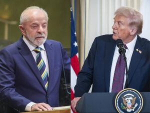 Combo de fotografías de archivo del presidente de Brasil, Luiz Inácio Lula da Silva (i), y el presidente de Estados Unidos, Donald Trump. EFE/ Sarah Yenesel/ Jim Lo Scalzo
