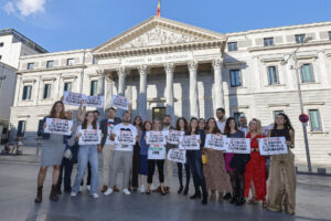 Un momento de una concentración en el exterior del Congreso, cuyo Pleno debate si tramita la iniciativa legislativa popular 'No es mi cultura', que propone la derogación de la ley que declara la tauromaquia como patrimonio cultural, y que está respaldada por 664.777 firmas válidas. EFE/ Sergio Pérez