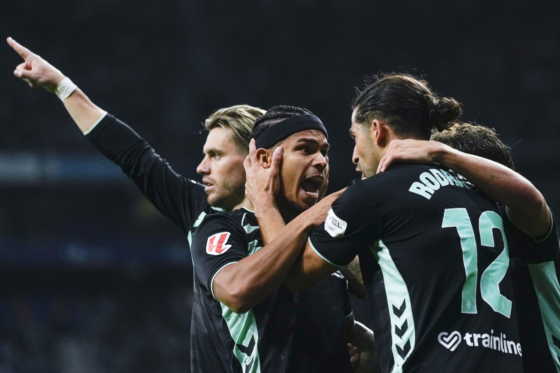 -El delantero del Betis Roberto Fernández, celebra su gol contra el Espanyol durante el partido de la jornada 8 de LaLiga EA Sports entre le Espanyol y el Betis, este domingo en el RCDE Stadium en Barcelona.-EFE/ Enric Fontcuberta
