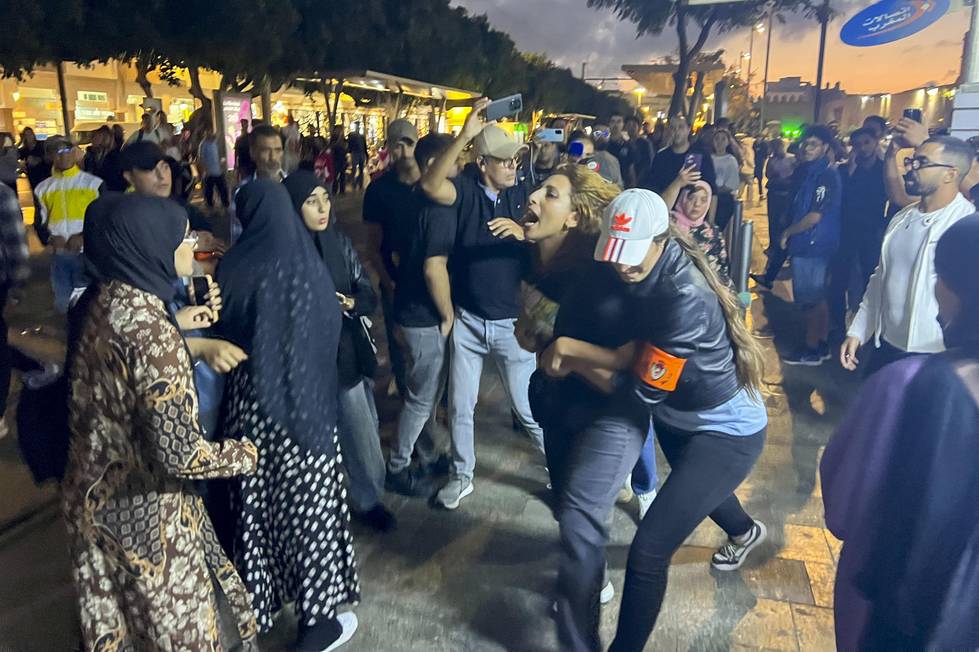 Las manifestaciones sociales juveniles que estallaron el pasado sábado en Marruecos derivaron en disturbios en varias ciudades, como Agadir, Uxda y Beni Mellal, causando heridos y pérdidas materiales, después de coordinarse vía plataformas de videojuegos e inspirarse en las revueltas de la generación Z. En la imagen, servicios de seguridad marroquíes (algunos en paisano) impiden el pasado lunes la organización de una manifestación del grupo GENZ212, y practicaron varias detenciones, en la plaza céntrica de Bab el Had y en sus cercanías. EFE/ Mohamed Siali