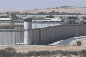 Captura de video del exterior de la prisión de alta seguridad de Saharonim, en medio del desierto israelí del Neguev, pegada a la frontera de Egipto, que este viernes se ha convertido en un goteo de diplomáticos de al menos 16 países para visitar a sus ciudadanos detenidos cuando navegaban intentando llegar a Gaza. Soportando temperaturas de casi 40 grados recién al arranque del otoño, Saharonim está en medio de un paisaje árido, salpicado de algún arbusto y situada a 70 kilómetros de la ciudad más cercana, Beerseba. EFE/Magda Gibelli