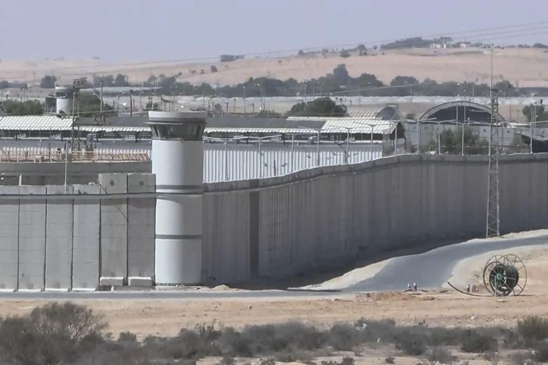 Captura de video del exterior de la prisión de alta seguridad de Saharonim, en medio del desierto israelí del Neguev, pegada a la frontera de Egipto, que este viernes se ha convertido en un goteo de diplomáticos de al menos 16 países para visitar a sus ciudadanos detenidos cuando navegaban intentando llegar a Gaza. Soportando temperaturas de casi 40 grados recién al arranque del otoño, Saharonim está en medio de un paisaje árido, salpicado de algún arbusto y situada a 70 kilómetros de la ciudad más cercana, Beerseba. EFE/Magda Gibelli