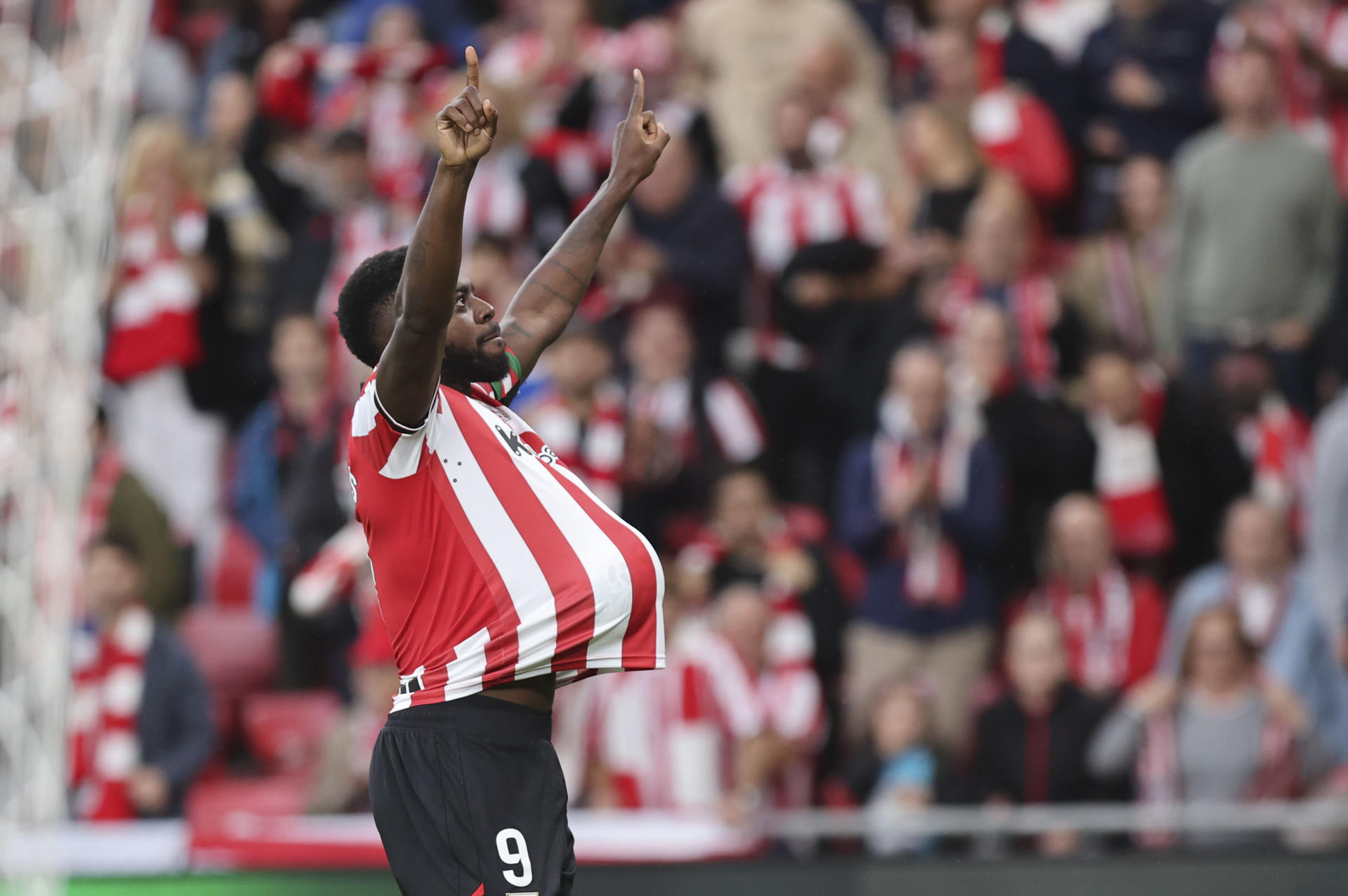 El delantero del Athletic Club Iñaki Williams, celebra su gol contra el Mallorca, durante el partido de la jornada 8 de LaLiga EA Sports entre el Athletic Club y el Mallorca, este sábado en el estadio de San Mamés en Bilbao.-EFE/ Luis Tejido
