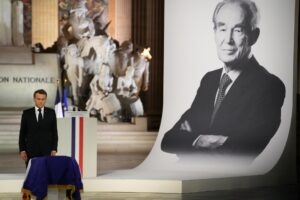 El presidente francés Emmanuel Macron rinde homenaje al fallecido Robert Badinter, un respetado defensor de los derechos humanos que lideró la campaña de Francia para abolir la pena de muerte, durante su ceremonia de investidura en el monumento del Panteón, en París, Francia, 09 de octubre de 2025. (Francia) EFE/EPA/CHRISTOPHE ENA / POOL MAXPPP OUT