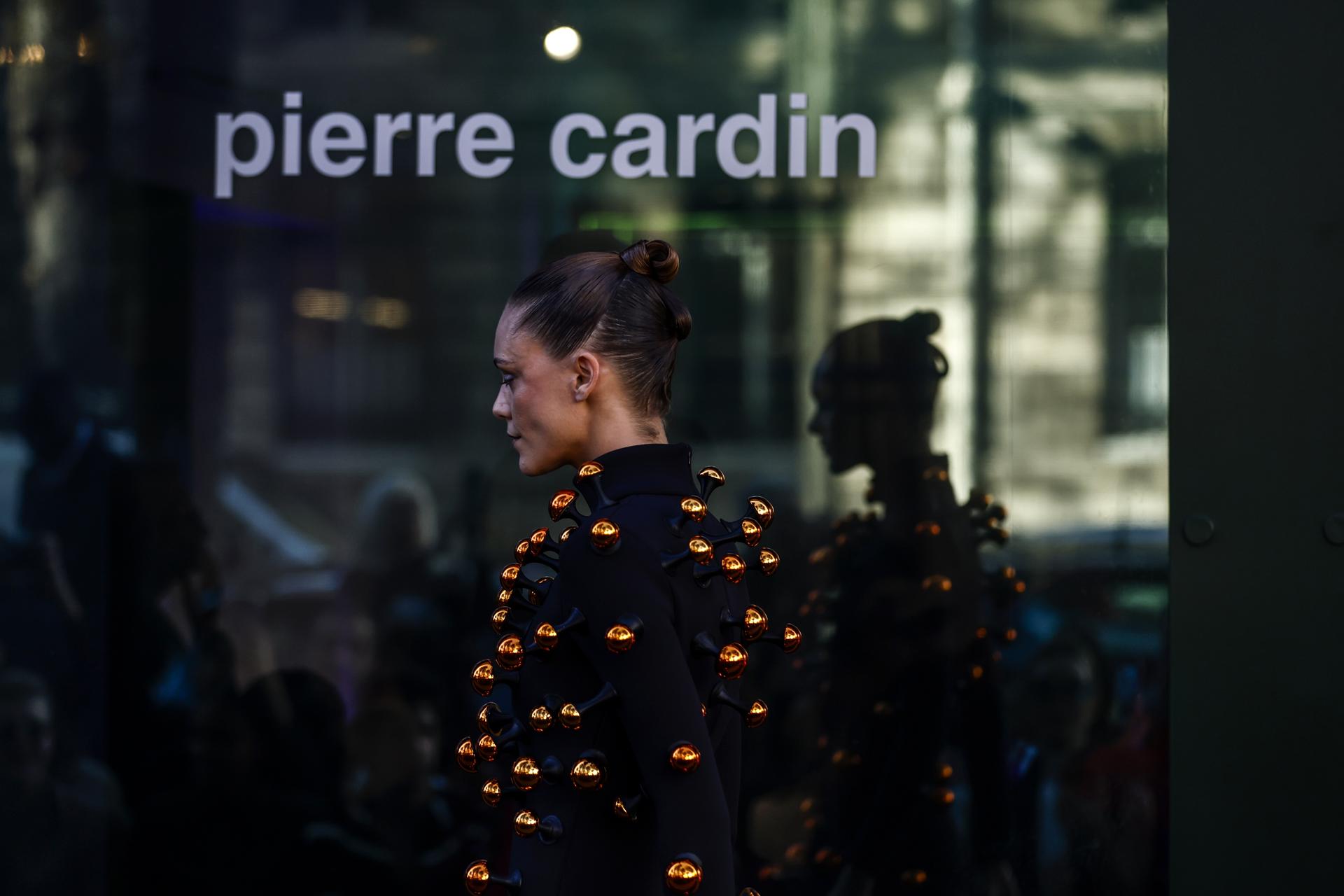 Una modelo presenta una creación de la colección Primavera/Verano 2026 del diseñador italiano Rodrigo Basilicati para la casa de moda Pierre Cardin durante la Semana de la Moda de París, en París, Francia, 07 de octubre de 2025. La presentación de las colecciones de prêt-à-porter femenino se lleva a cabo del 29 de septiembre al 07 de octubre de 2025. (Moda, Francia) EFE/EPA/YOAN VALAT