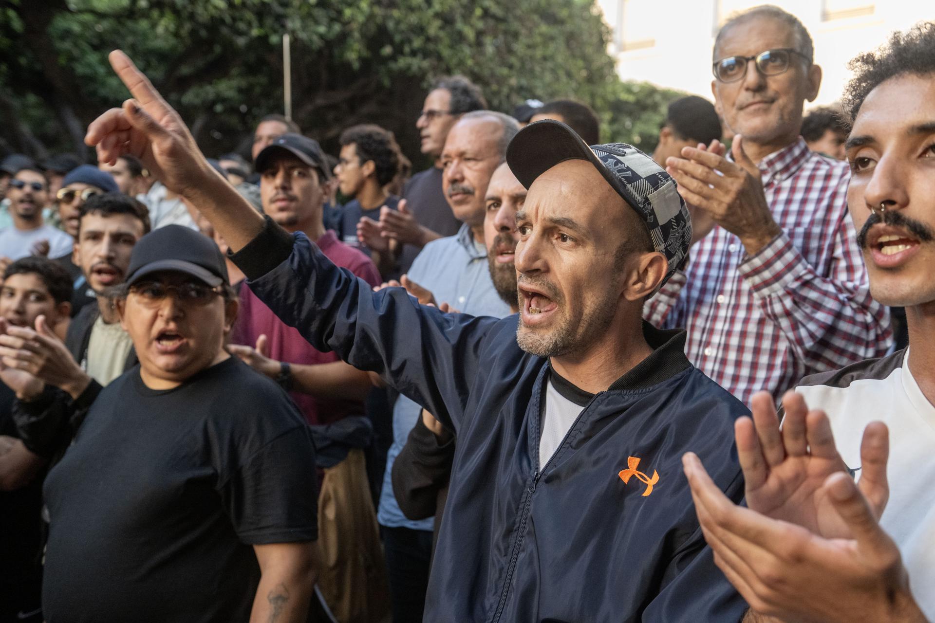 Jóvenes marroquíes y adultos que apoyan sus demandas fueron captados este viernes, 3 de octubre, al exigir reformas en los sectores de salud y educación, en Rabat (Marruecos) EFE/Jalal Morchidi
