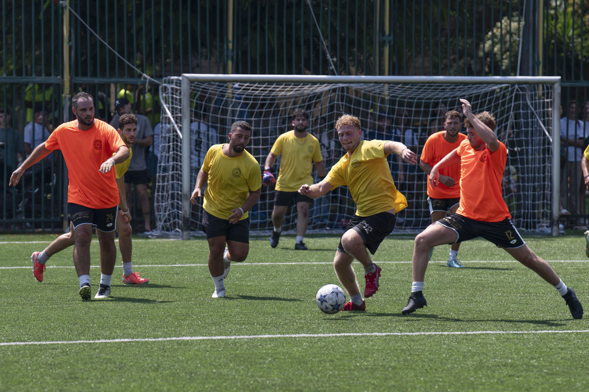 Vista del entrenamiento del equipo de fútbol Shual (Zorros) de Kfal Azza, cuyo entrenador Yanay Katzir llevaba tres años entrenando cuando en un kibutz en la frontera con Gaza el 7 de octubre de 2023 Hamás entró en el pueblo y mató a 64 de sus habitantes, tres de ellos del equipo. Desde entonces, el fútbol se ha convertido en una "terapia" para estas "personas rotas" que intentan así jugar por los que ya no pueden hacerlo. Yanay ya solo va al kibutz que le vio nacer cuando se reúne con sus compañeros de equipo. Hace dos años, vivía muy cerca de allí con su mujer embarazada y su niña, pero el ataque de Hamás lo cambió todo: mataron a su padre y su madre quedó tan traumatizada, dice, que es como si ya no tuviera una.- EFE/ Magda Gibelli
