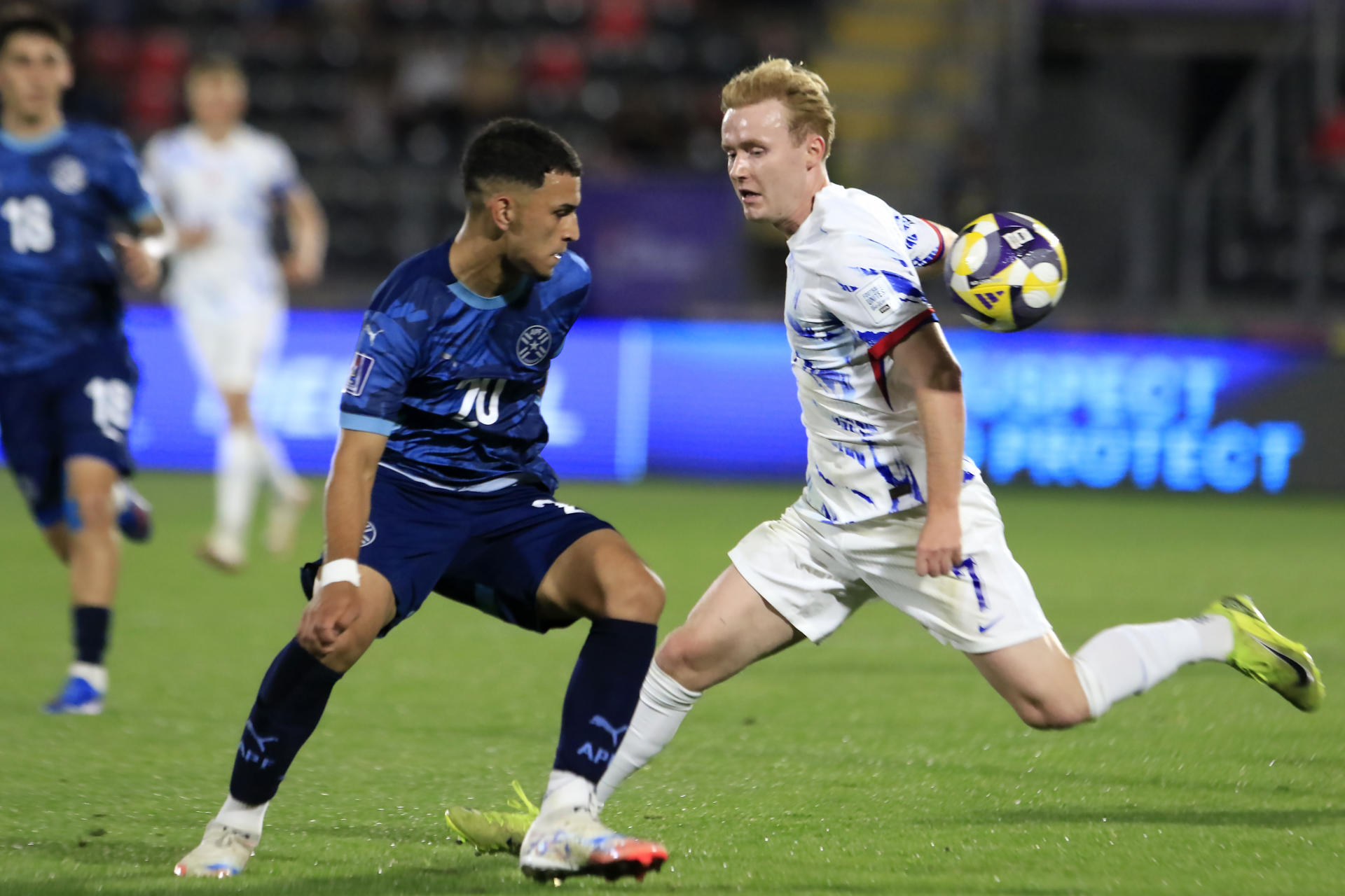 Ezequiel Maximiliano Duarte (i) de Paraguay disputa el balón con Markus Haaland (d) de Noruega en un partido de octavos de final de la Copa Mundial Sub-20. EFE/ Benjamín Hernández
