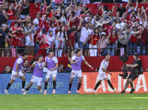 El defensa del Sevilla José Carmona celebra su gol contra el Barcelona, durante el partido de la jornada 8 de Laliga EA Sports, este domingo en el estadio Sánchez-Pizjuán en Sevilla.-EFE/ Raúl Caro