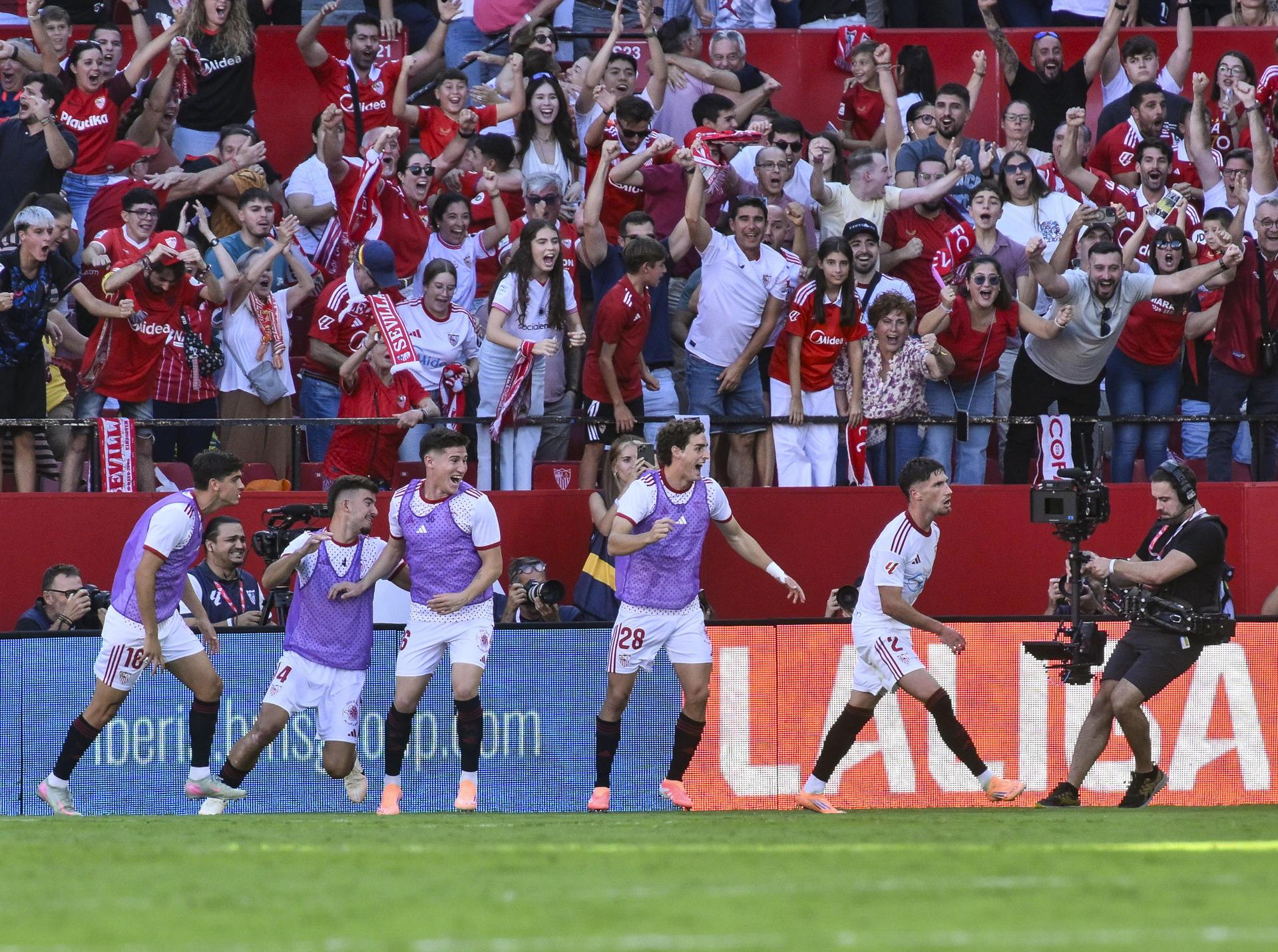 El defensa del Sevilla José Carmona celebra su gol contra el Barcelona, durante el partido de la jornada 8 de Laliga EA Sports, este domingo en el estadio Sánchez-Pizjuán en Sevilla.-EFE/ Raúl Caro