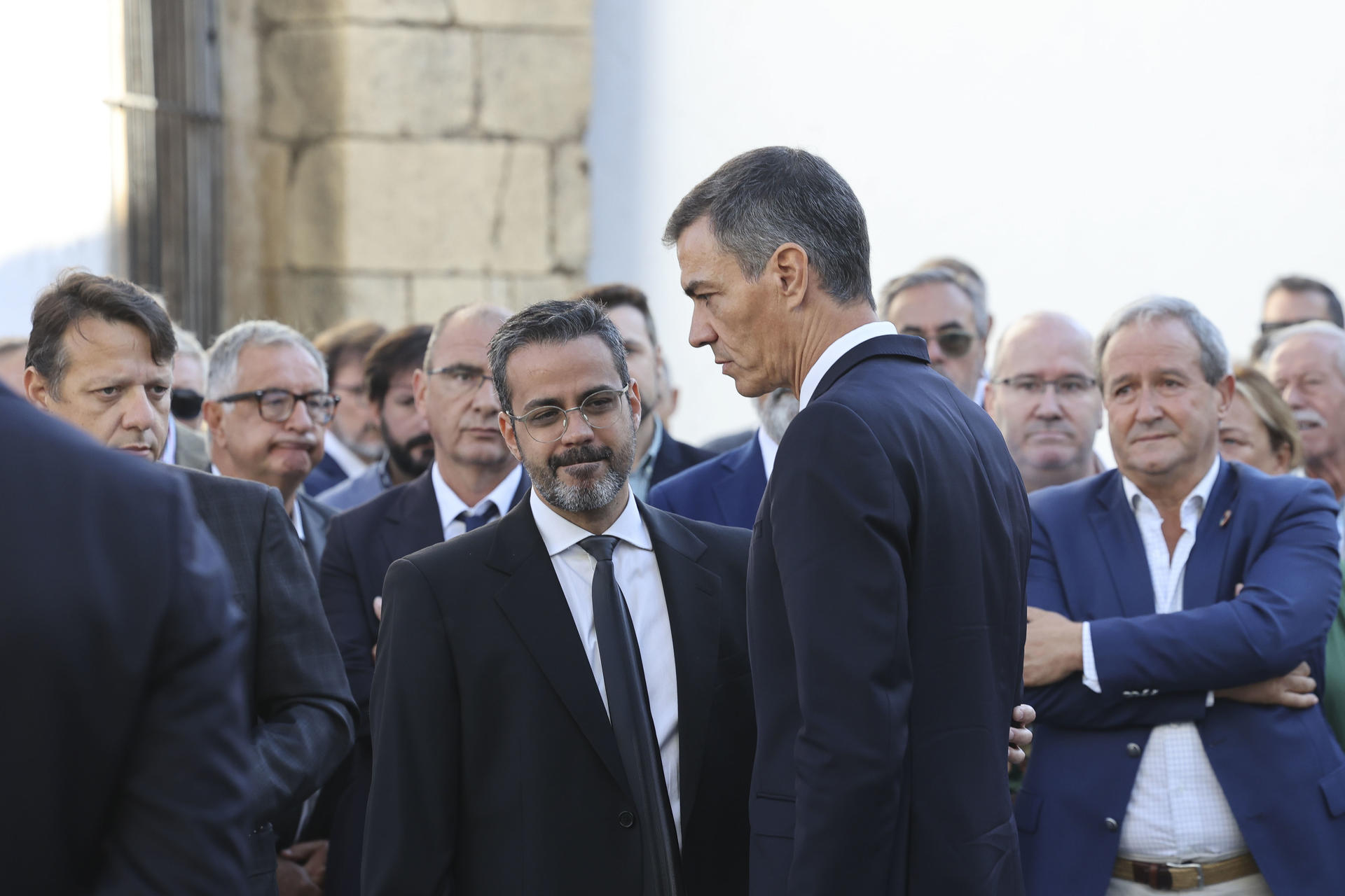 El presidente del Gobierno, Pedro Sánchez, a su llegada a la iglesia de Santa María Magdalena de Olivenza (Badajoz), este lunes, para asistir a la misa funeral por el expresidente de la Junta de Extremadura Guillermo Fernández Vara este lunes. Fernández Vara, que fue secretario general del PSOE de Extremadura durante 16 años y presidente de la Junta a lo largo de tres mandatos, falleció este domingo a los 66 años. EFE/ Jero Morales
