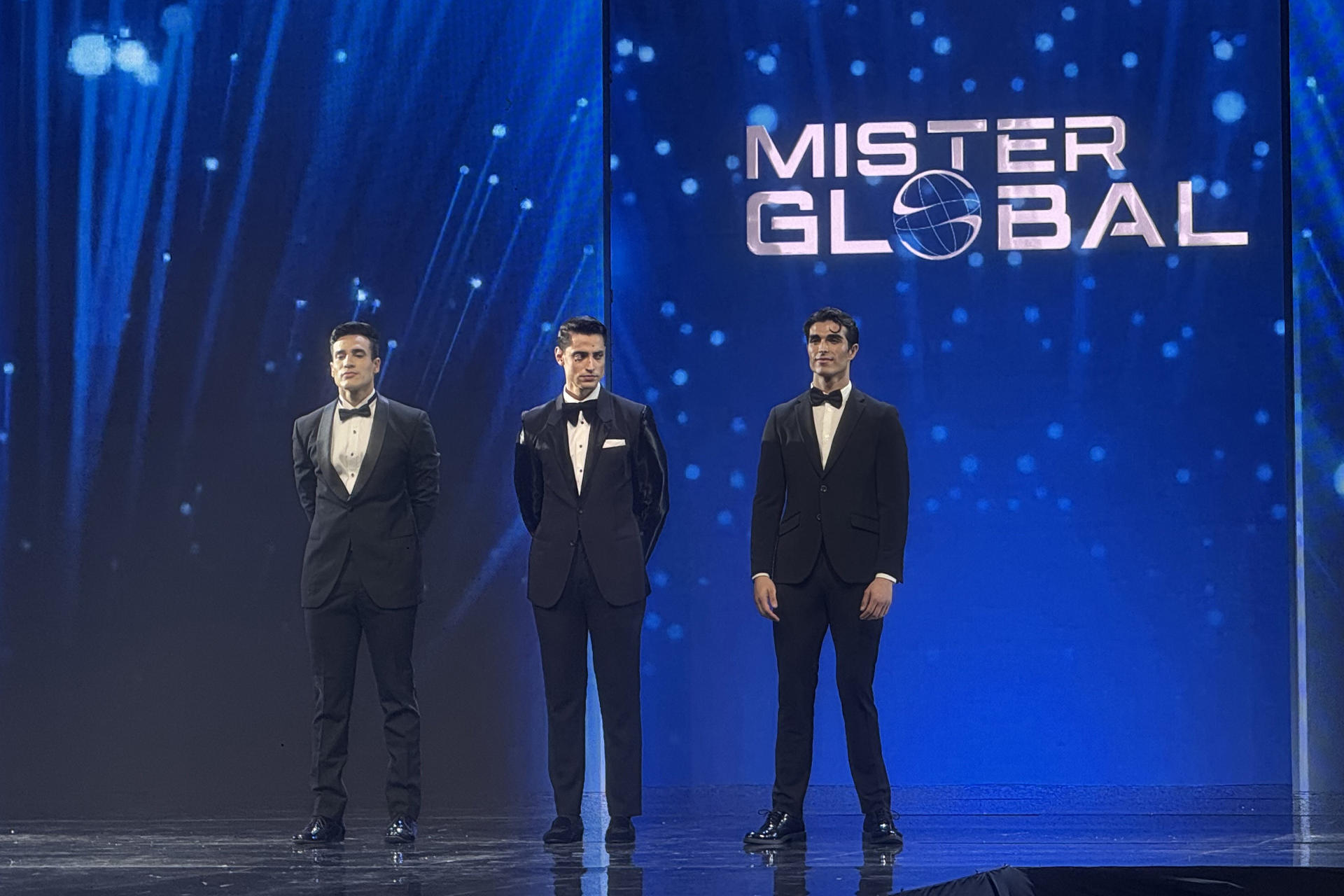 BANGKOK (Tailandia), 05/10/2025.- El español Alejandro Ortega (d), el venezolano William Badell (c) y el mexicano Alejandro Silva (i), participan en el concurso Mister Global 2025 este domingo, en Bangkok (Tailandia). El español Alejandro Ortega se alzó con el título Mister Global 2025 en la 11.ª edición de este concurso internacional de belleza masculina, cuya gala final tuvo lugar en Bangkok. EFE/ Jackree Bunyamethi / MÁXIMA CALIDAD DISPONIBLE