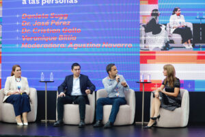 Desde la izquierda la consultora externa chilena Daniela Sugg; el doctor José Pérez; doctor Cristian Gallo, y la líder de Link para Roche Latinoamérica, Veronique Billia, participan en el primer día del Roche Press Day este martes, en Ciudad de México (México). EFE/ Sáshenka Gutiérrez