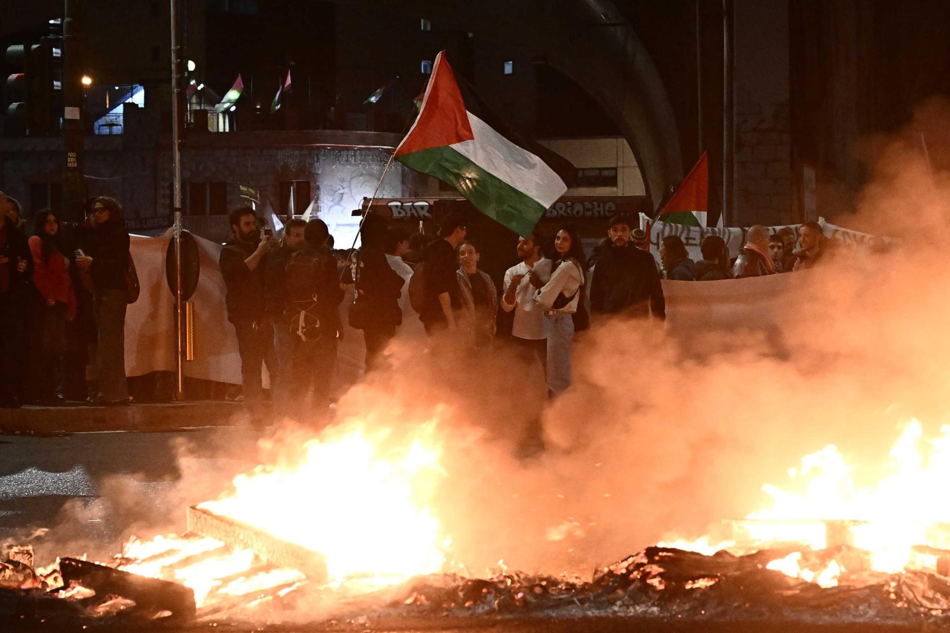 Personas participan en Genova (Italia) en una protesta en apoyo del pueblo palestino y la Flotilla Global Sumud (GSF) después de que la marina israelí haya comenzado a interceptar sus barcos. EFE/LUCA ZENNARO
