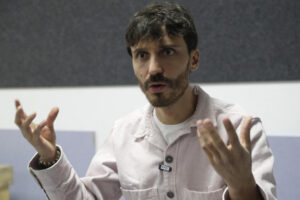 Fotografía del 2 de octubre de 2025 del director del documental ‘Forenses’, Federico Atehortúa, hablando durante una entrevista con EFE en Bogotá (Colombia). EFE/ Carlos Ortega