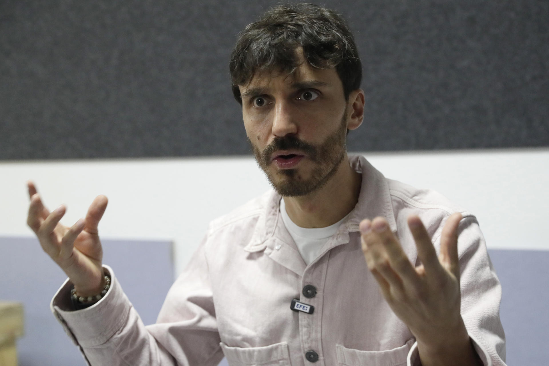 Fotografía del 2 de octubre de 2025 del director del documental ‘Forenses’, Federico Atehortúa, hablando durante una entrevista con EFE en Bogotá (Colombia). EFE/ Carlos Ortega