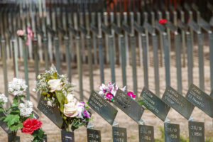 Imagen de archivo del memorial a las víctimas de la violencia franquista, instalado en el cementerio de Torrero de Zaragoza, con los nombres de 3.543 victimas de la represión política entre 1938 y 1946. EFE/ Javier Belver
