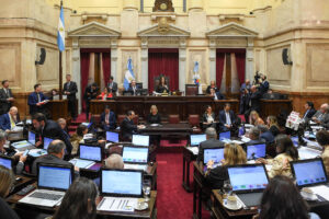 Fotografía cedida este jueves, 2 de octubre, por el Senado de Argentina de una vista general del hemiciclo parlamentario, durante una sesión plenaria en la que fueron revertidos los vetos Gobierno a las leyes de aumento de fondos a las universidades públicas y al sistema de salud pediátrica, en Buenos Aires (Argentina). EFE/Prensa Senado de Argentina