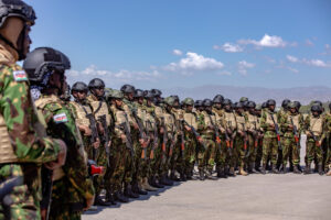 Fotografía de archivo del 6 de febrero de 2025 de un contingente de policías de Kenia formando en el Aeropuerto Internacional Toussaint Louverture en Puerto Principe (Haití). EFE/ Mentor David Lorens