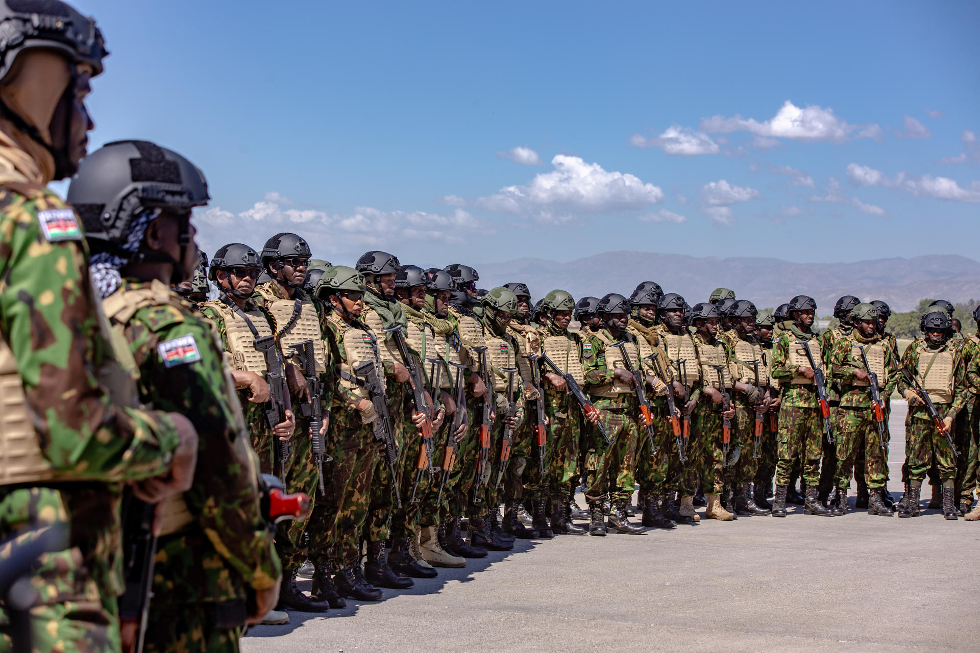Fotografía de archivo del 6 de febrero de 2025 de un contingente de policías de Kenia formando en el Aeropuerto Internacional Toussaint Louverture en Puerto Principe (Haití). EFE/ Mentor David Lorens