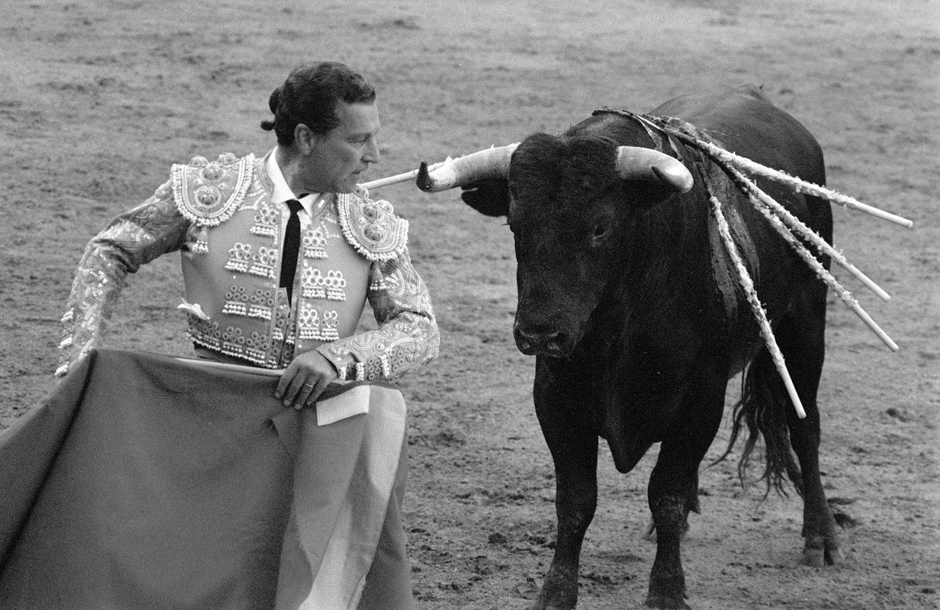 Imagen de archivo, fechada el 22 de mayo de 1973, en la que Antonio Bienvenida se adorna en la cara del toro, tras rematar una serie. EFE/gdu
