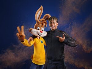 Lamine Yamal también es un icono publicitario. Contrato de primer nivel con Adidas, con logo propio y línea de ropa y botas. Anuncios de auriculares, móviles, bebidas energéticas, cacao soluble… Lamine se cuela en las marquesinas y en las televisiones, más allá de los partidos. EFE/Foto cedida por Nesquik SOLO USO EDITORIAL NO VENTAS SOLO DISPONIBLE PARA ILUSTRAR LA NOTICIA QUE ACOMPAÑA (CRÉDITO OBLIGATORIO)