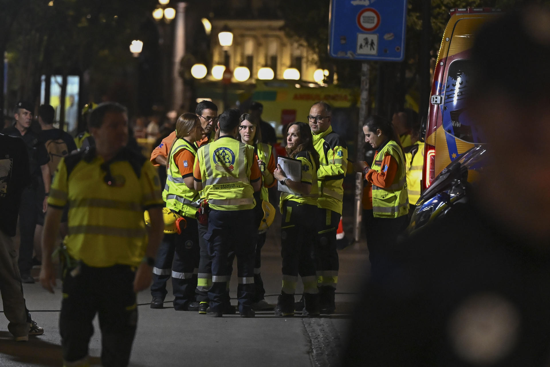 Técnicos de emergencias en las inmediaciones del lugar en el que el derrumbe parcial de un edificio en pleno centro de Madrid, en una calle situada cerca de la plaza de Ópera, ha dejado por el momento tres trabajadores heridos -uno de ellos grave- y cuatro desaparecidos, a los que los servicios de emergencia siguen buscando. EFE/ Fernnado Villar
