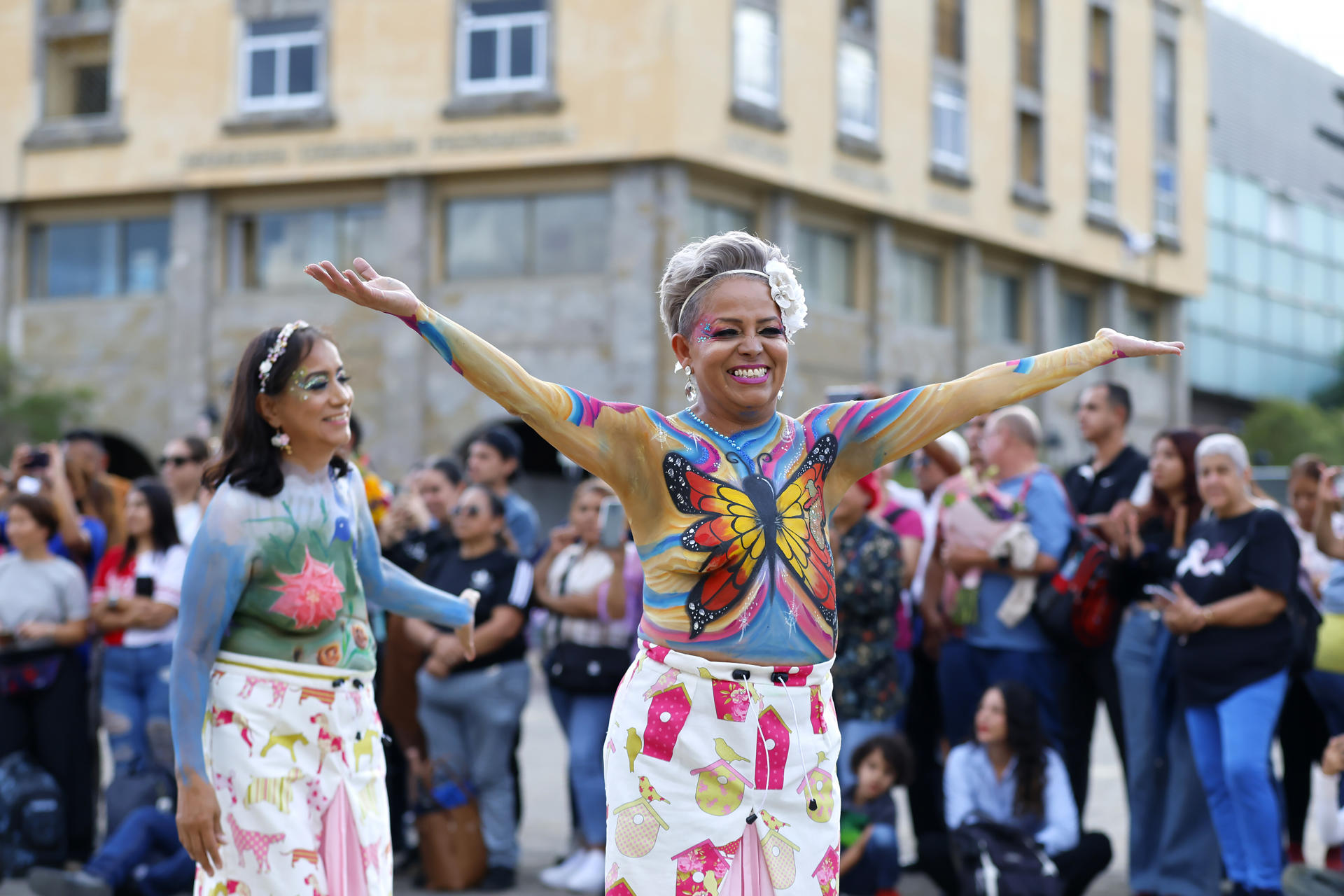 Una mujer sobreviviente de cáncer de mama reacciona durante un desfile este lunes, en el Museo Cabañas, en Guadalajara (México). EFE/ Francisco Guasco
