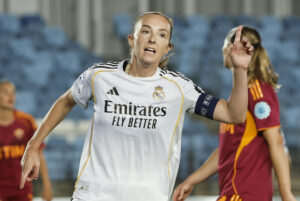 La centrocampista escocesa del Real Madrid Caroline Weir celebra tras marcar un gol en el partido disputado este miércoles contra el Roma en la Liga de Campeones femenina. EFE/ Sergio Pérez