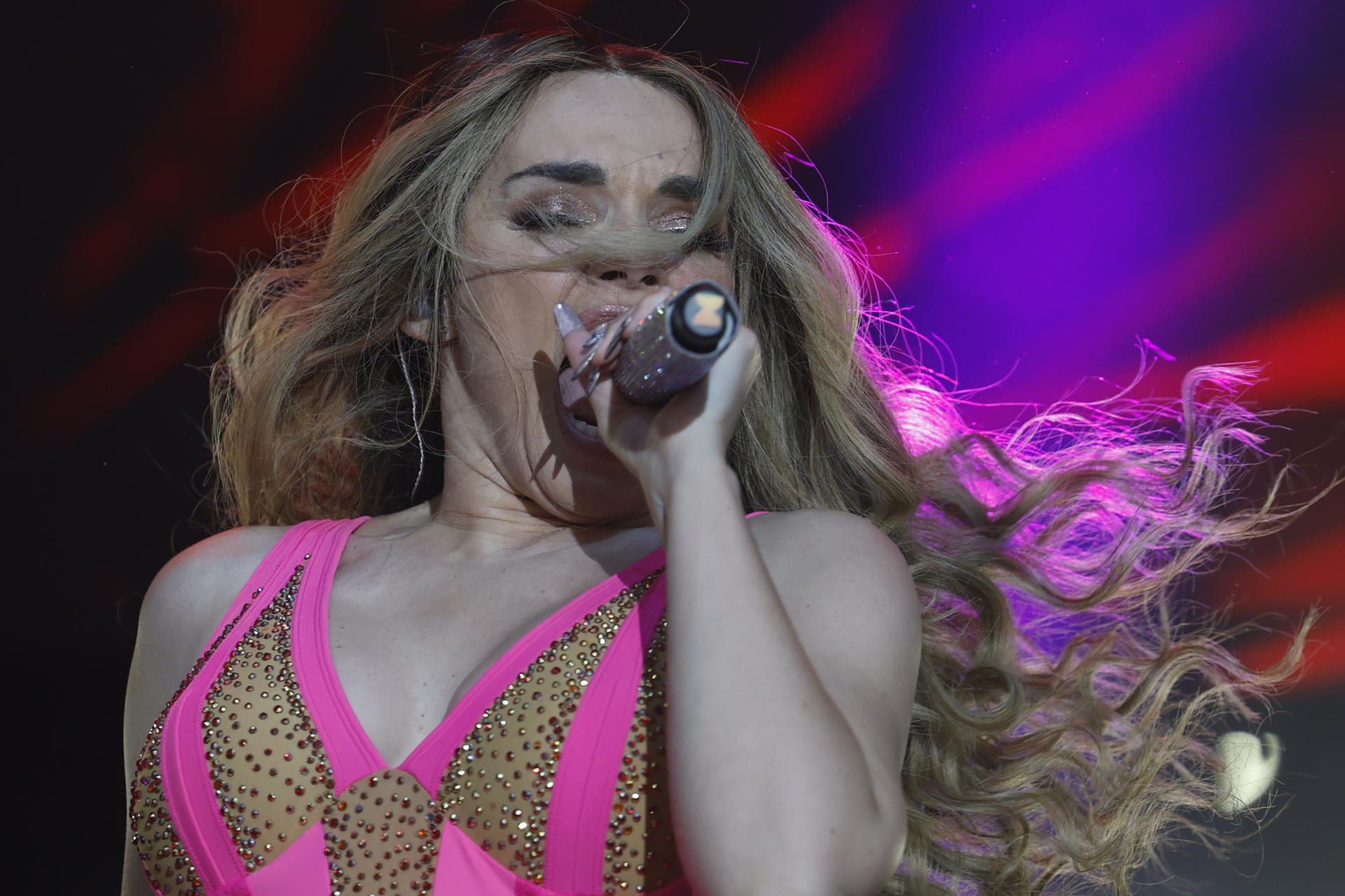 Imagen de archivo (31/05/2025) de la cantante Melody durante su actuació en el recinto ferial de Antequera, incluida en la Feria de Primavera que se celebra en la localidad malagueña. EFE / Jorge Zapata.