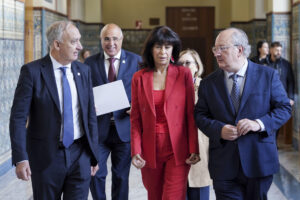 La ministra de Igualdad, Ana Redondo (c), el rector de la Universidad de Valladolid, Antonio Largo (i), y el presidente del CES de Castilla y León, Enrique Cabero (d), participan en el acto de celebración de la XXIV Asamblea General de la Asociación de Mujeres Investigadoras y Tecnólogas (AMIT), bajo el lema "Igualdaen la transferencia del conocimiento", este viernes en Valladolid. EFE/Nacho Gallego