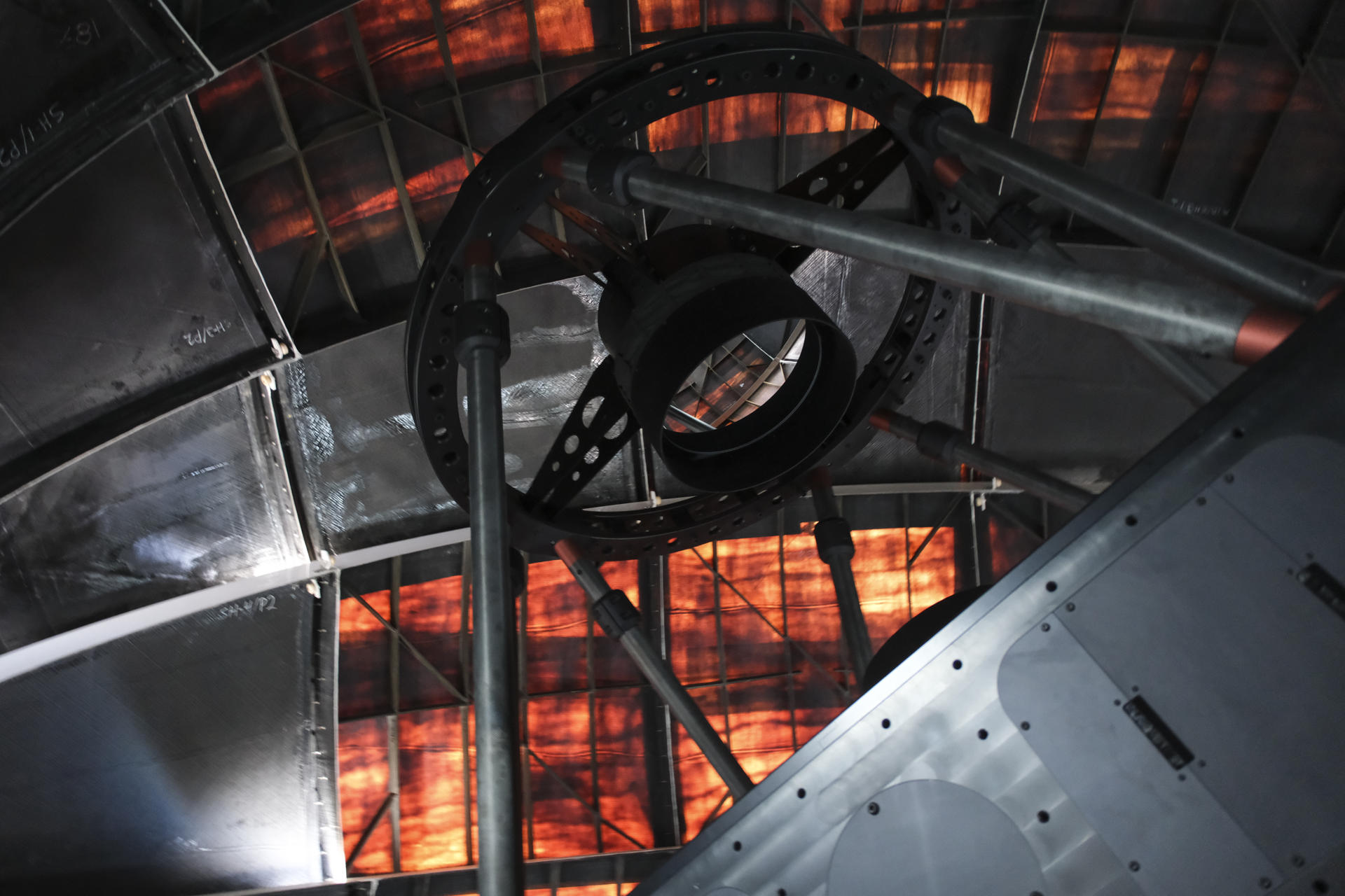 La empresa canaria Light Bridges ha presentado este jueves en el Observatorio del Teide "un sueño que comenzó hace 25 años", el Telescopio Gemelo de Dos Metros. EFE/Alberto Valdés