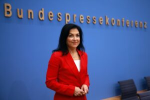 La ministra alemana de Economía, Katherina Reich, poco antes de presenta este miércoles las proyecciones económicas de otoño del Gobierno para 2025. EFE/EPA/CLEMENS BILAN