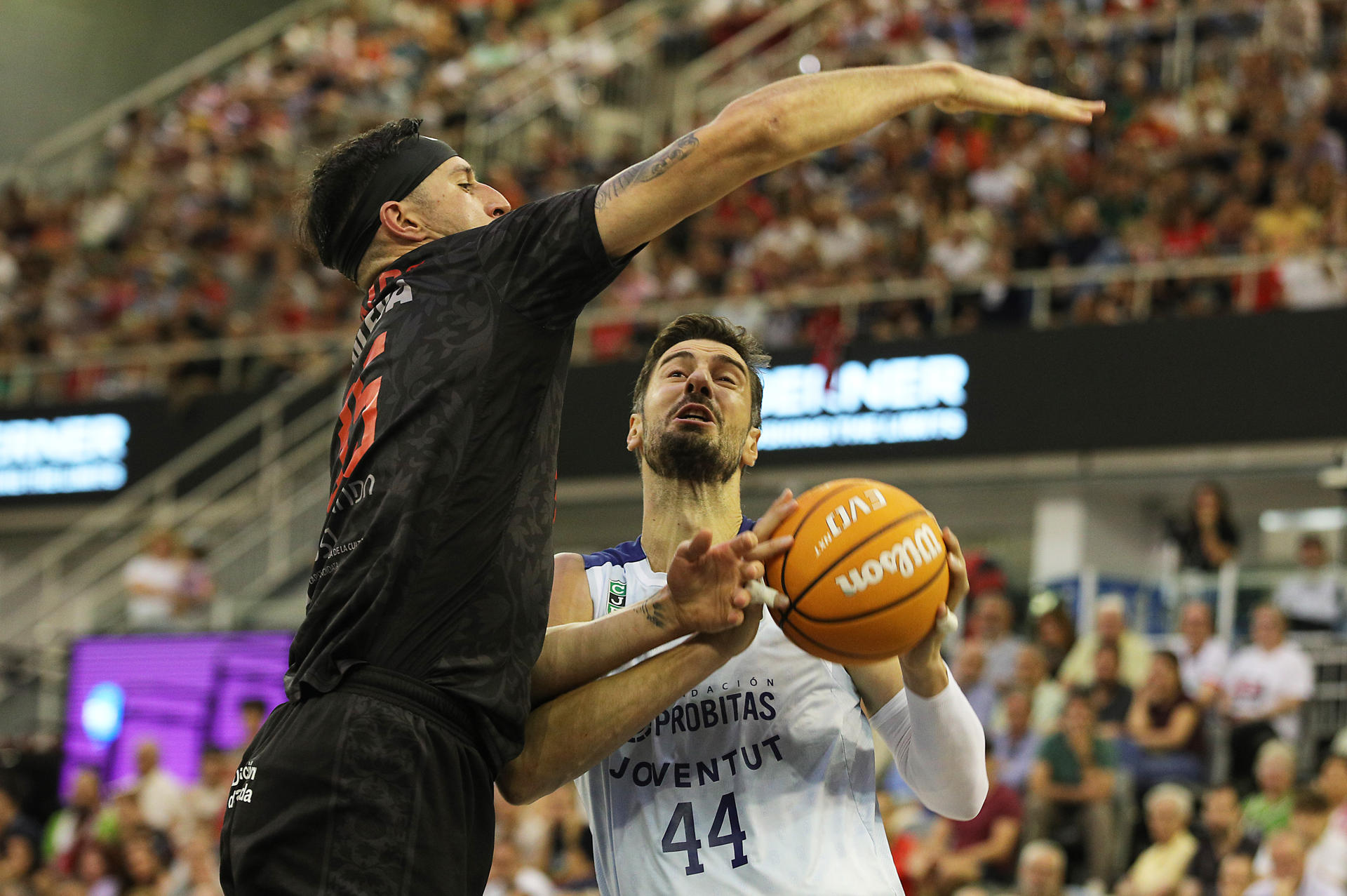 El jugador del Covirán Granada Zach Hankins (i) se enfrenta a Ante Tomic (d), del Joventut de Badalona, durante el partido de la Liga Endesa contra el Joventut de Badalona, en el Palacio de los Deportes de Granada. EFE/ Pepe Torres
