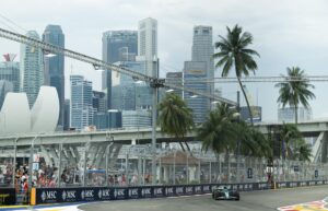 Fernando Alonso (Aston Martin) durante los entrenamientos libres para el Gran Premio de Fórmula Uno de Singapur. EFE/EPA/FAZRY ISMAIL