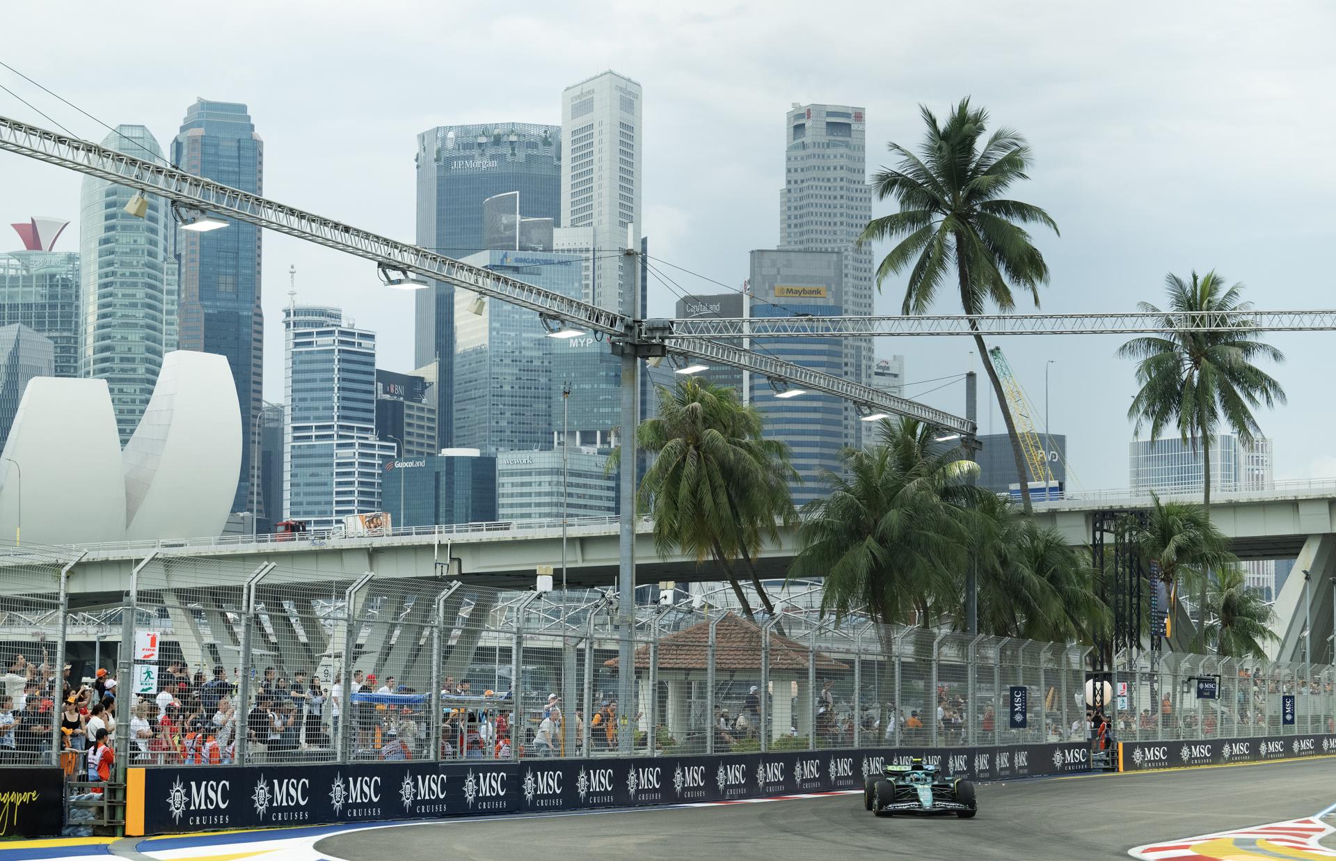Fernando Alonso (Aston Martin) durante los entrenamientos libres para el Gran Premio de Fórmula Uno de Singapur. EFE/EPA/FAZRY ISMAIL