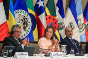 Fotografía cedida por la Presidencia de Perú de su mandataria, Dina Boluarte (c), durante la inauguración de la XXIV Reunión del Foro de Ministras y Ministros de Medio Ambiente de América Latina y el Caribe este miércoles, en Lima (Perú). EFE/ Presidencia de Perú /SOLO USO EDITORIAL/NO VENTAS/SOLO DISPONIBLE PARA ILUSTRAR LA NOTICIA QUE ACOMPAÑA (CRÉDITO OBLIGATORIO)
