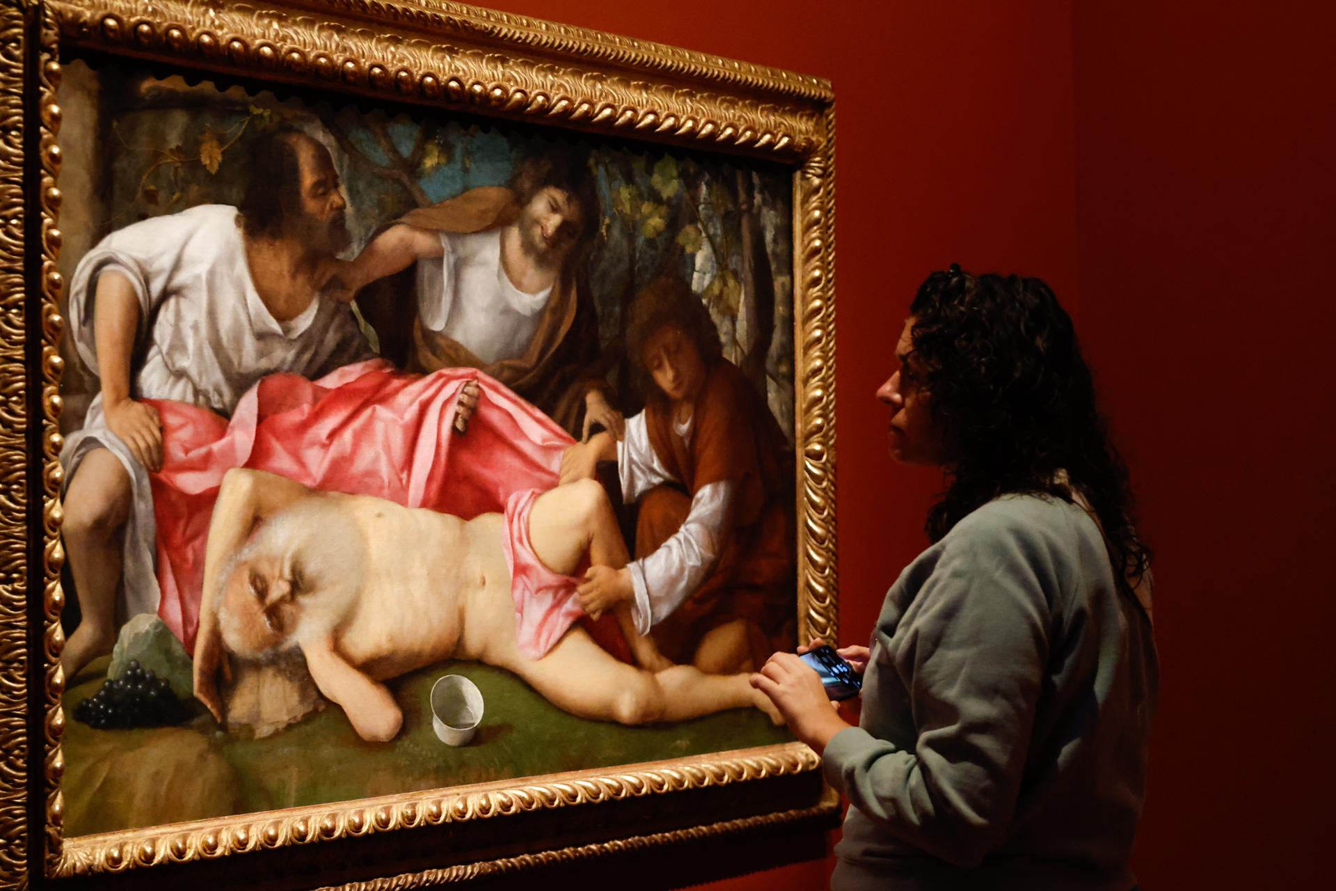 Un visitante observa una obra de arte 'L'ivresse de Noe' de Giovanni Bellini en exhibición en la exposición 'Explore the mysteries of sleep' (L'Empire du sommeil) en el Museo Marmottan de París en París, Francia, 08 de octubre de 2025. La exposición se lleva a cabo del 09 de octubre de 2025 al 01 de marzo de 2026. (Francia) EFE/EPA/MOHAMMED BADRA
