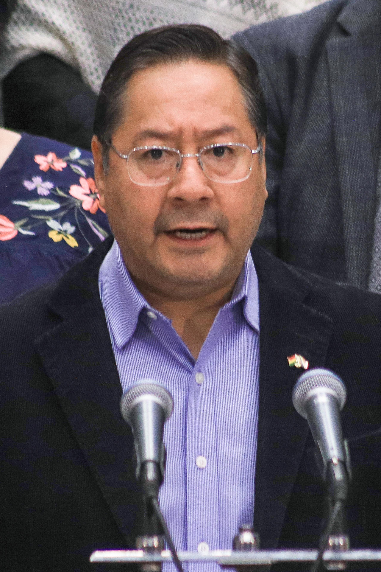 El presidente de Bolivia, Luis Arce (c-abajo), durante una alocución -en compañía de su gabinete de Gobierno-, este miércoles, 8 de octubre, en La Paz (Bolivia). EFE/Gabriel Márquez