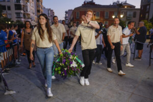 El capitán de Unicaja Alberto Díaz (c) y la jugadora del equipo femenino Elena Moreno (i), durante la ofrenda floral a la Virgen celebrada este miércoles en el Santuario de la Victoria, en Málaga. EFE/Jorge Zapata